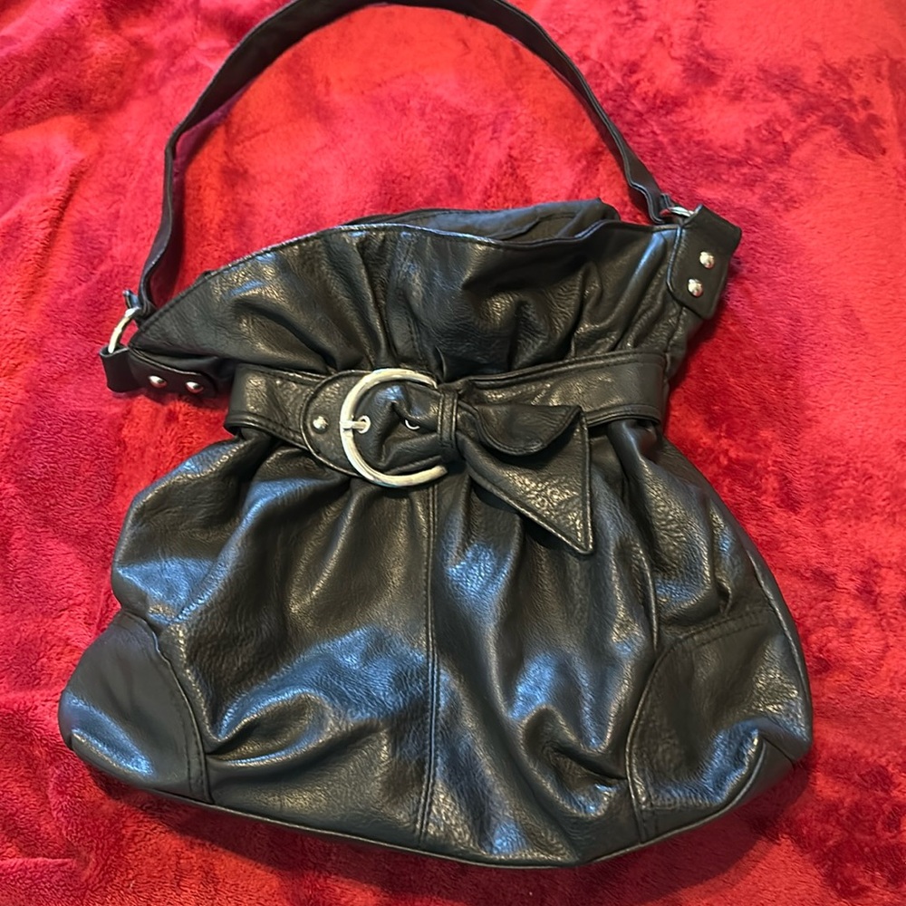 🌸 A BLACK PURSE 👜 in very good condition, no rips or tears 🌺